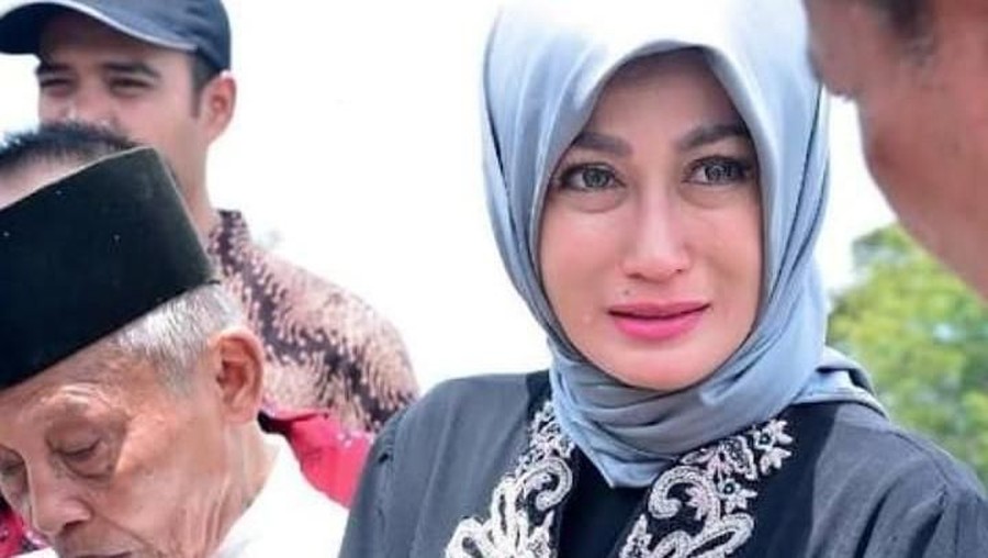 Duka Sisca Dewi, Dibui karena Pajang Foto Suami Siri Artis Sisca Dewi berduka karena dilaporkan oleh suami sirinya. Hal itu bermula ketika Sisca mengunggah foto bersama suami di Instagram.