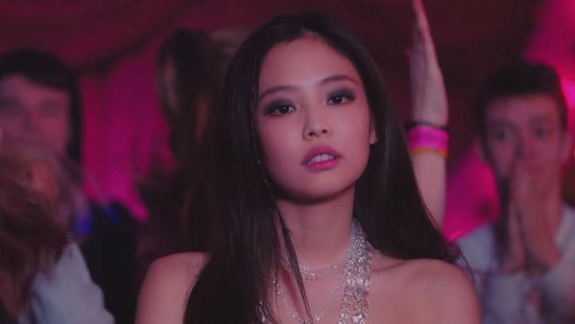 Belum ada satu bulan, akun YouTube Jennie langsung diserbu warganet hingga kini mencapai 5 juta pelanggan.