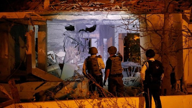 Jalur Gaza dalam "kondisi siaga" setelah dua anggota polisi tewas dalam ledakan yang terjadi pada Selasa malam.