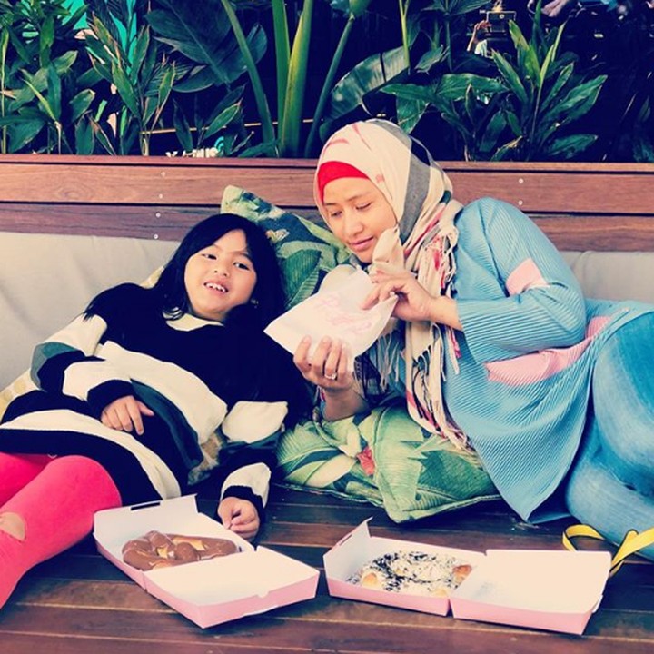 <p>Nyam! Asyiknya si kecil makan kue bareng Bunda <a href="https://health.detik.com/fotohealth/d-4133292/18-tahun-berlalu-begini-sosok-saras-008-setelah-jadi-pelatih-senam" target="_blank">Sindy Dewiana</a>. (Foto: Instagram @sdewiana)</p>