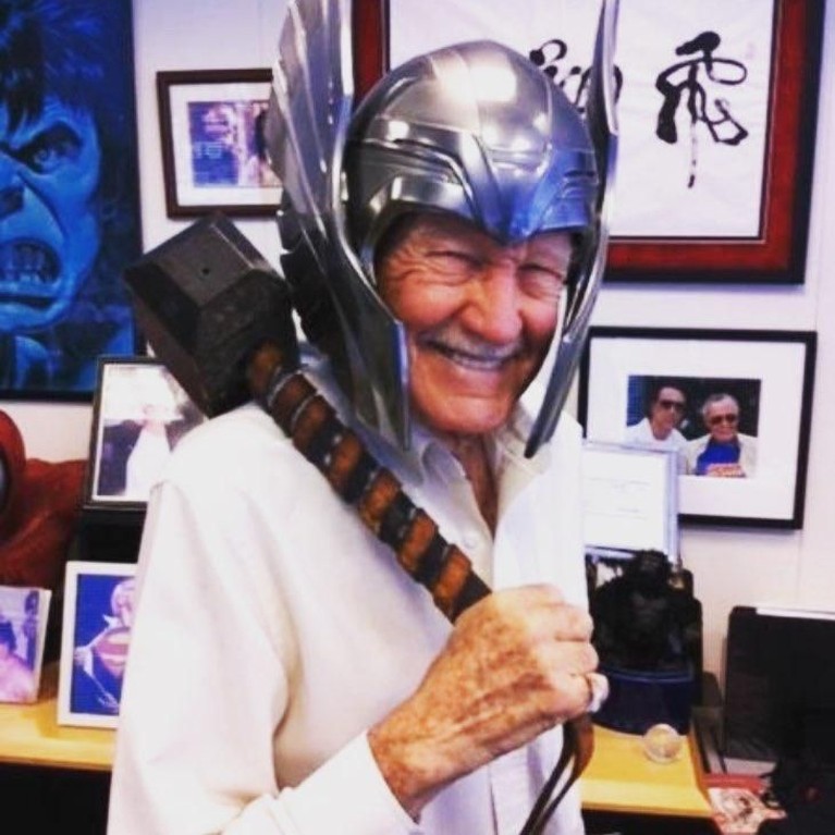 Chris Hemsworth. Hemsworth mengunggah foto Stan Lee yang tengah memakai atribut lengkap dari tokoh Thor. Hemsworth juga menyampaikan rasa terima kasihnya telah memberikan petualangan luar biasa dari cerita-cerita yang dibuat oleh Lee.