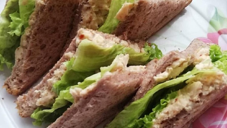 Enak, mudah dibuat, dan dijamin si kecil suka, simak resep dori cheesy tuna sandwich ala kafe fancy.