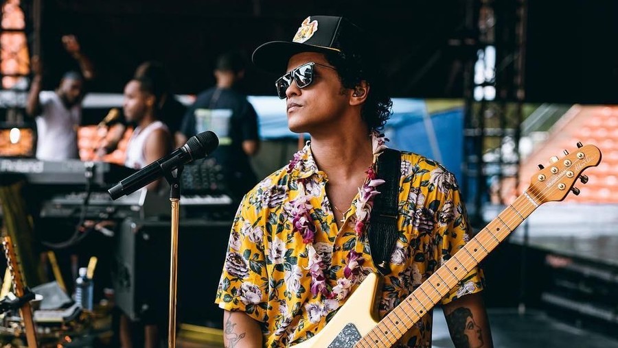 Setelah lebih dari setahun menjalani konser dunia yang bertajuk 24k Magic World Tour, Bruno Mars akhirnya menutup konser itu di Hawaii.