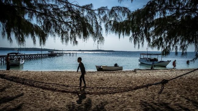 Satu pulau dengan beragam kegiatan wisata, itulah daya tarik Kepulauan Karimunjawa sebagai salah satu destinasi wisata bahari unggulan di Jawa Tengah.
