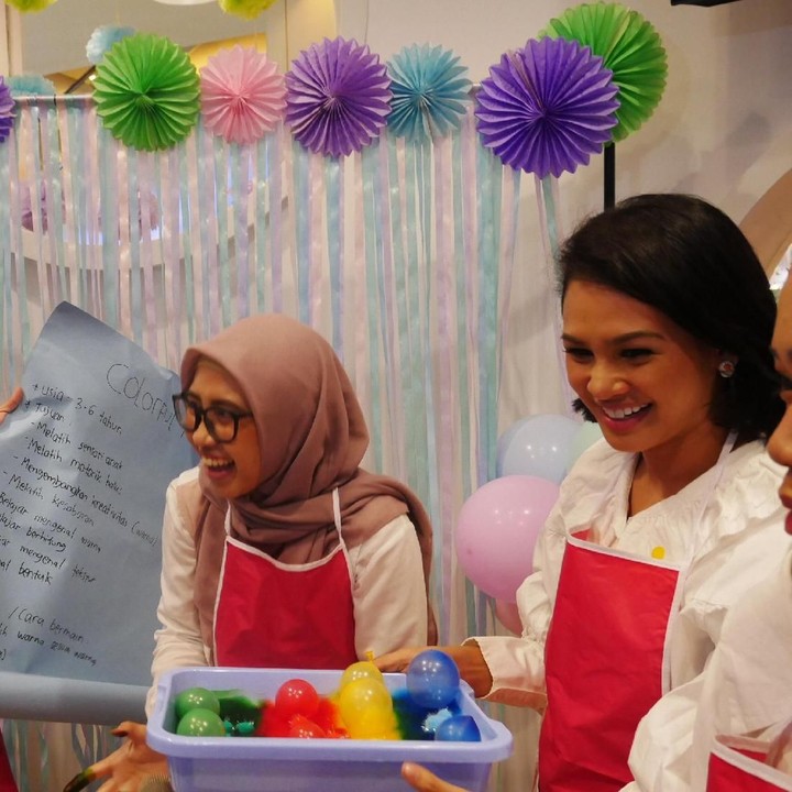 <p>Bunda Andien dan tim lagi mempresentasikan mainan buatannya nih.</p>