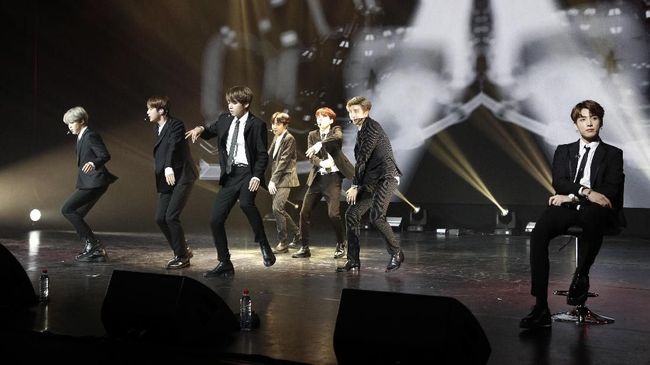 Agensi Big Hit Entertainment angkat bicara terkait kontroversi kaos bergambar bom atom dan topi bersimbol NAZI yang dikenakan anggotanya.