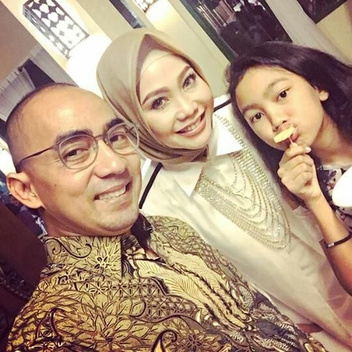 <p>Mereka nampak serasi ya, Bun pakai baju ke acara pernikahan seperti ini. (Foto : Instagram/ ucienurul)</p>
