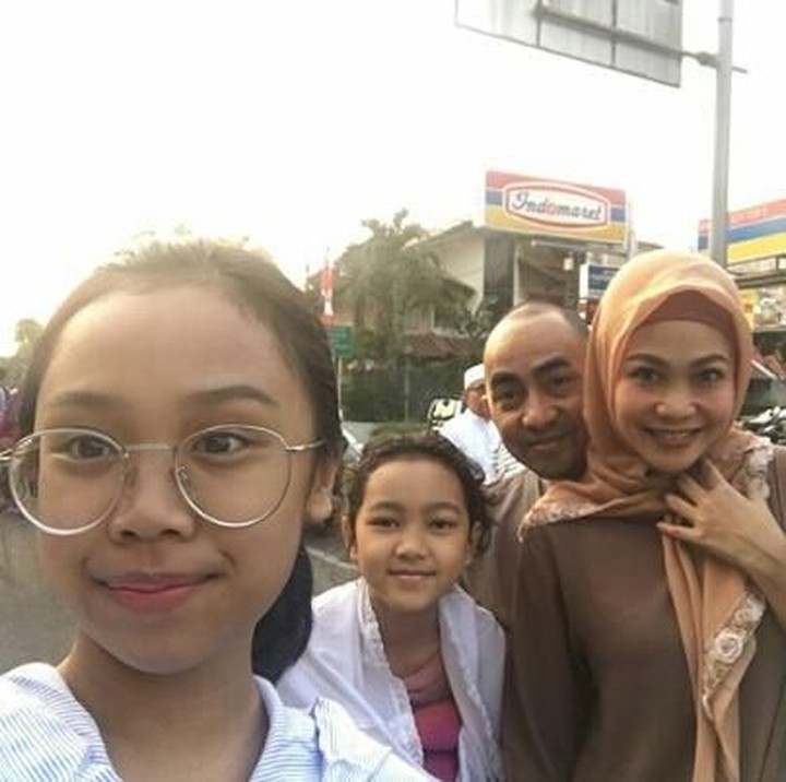 <p>Ini foto keakraban keluarga kecil Ucie Nurul dan Virlan ketika hari raya. (Foto : Instagram/ ucienurul)</p>