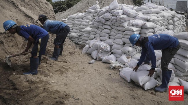 Sekitar 11.000 karung pasir akan disebar ke enam kecamatan di Jakarta Utara untuk mengatasi banjir dan tanggul jebol.