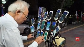 VIDEO: Kakek 70 Tahun Main Pokemon Go Pakai 15 Ponsel