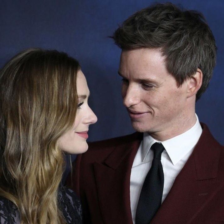<p>Eddie selalu melibatkan istri di tiap acara yang ia datangi. Mulai dari peluncuran film hingga malam penghargaan. (Foto: Getty Images)</p>