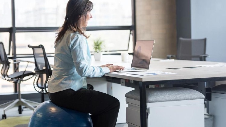 Ibu bekerja sudah cukup sibuk dengan aktivitasnya di kantor dan di rumah, lalu kapan dong bisa olahraga? Yuk, simak tips berikut, Bun.