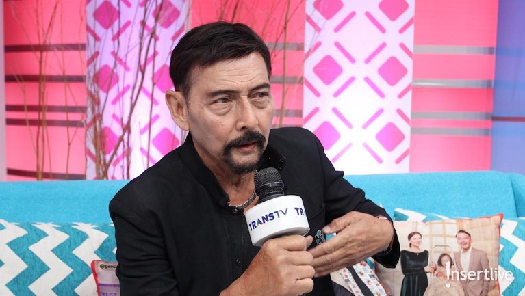 August Melasz saat ditemui di studio Trans TV, Jakarta (5/11). Aktor senior ini berbagi pengalaman dirinya saat mati suri di usia muda.