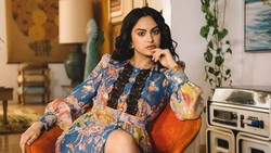 Camila Mendes Tampil Cantik dengan Lipstik Murah