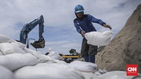 FOTO: 11 Ribu Karung Pasir Antisipasi Banjir Jakarta