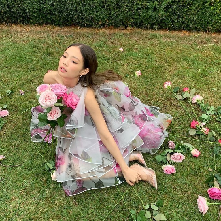 Insertizen setuju kan kalau gaya Jennie BlackPink selalu kece dan cantik di setiap kesempatan? Baru-baru ini Jennie juga dikabarkan akan melakukan solo karier.