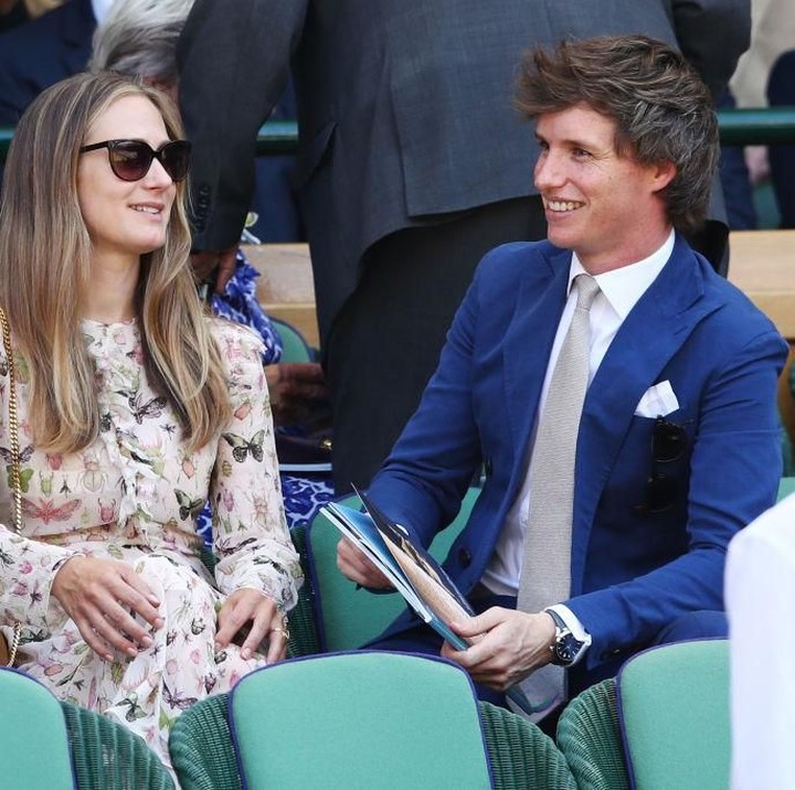 <p>Eddie Redmayne, aktor asal Inggris pemeran Newt Scamander di '<a href="https://hot.detik.com/movie/4229527/trailer-anyar-fantastic-beasts-2-beri-petunjuk-tentang-nagini" target="_blank">Fantastic Beasts 2</a>' dikenal romantis dengan istrinya, Hannah Bagshawe. (Foto: Getty Images)</p>