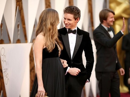 Potret Romantis Pemeran Utama 'Fantastic Beasts 2' dan Istri