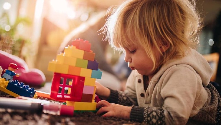 Alat bermain atau mainan itu penting untuk perkembangan otak anak, Bun. Simak penjelasan psikolog, yuk.