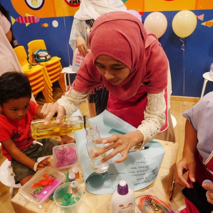 <p>Wah, anak ini serius banget memperhatikan apa yang dilakukan bundanya.</p>