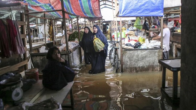 Pemkot Palembang akan digugat karena dinilai telah gagal menata kota sehingga terjadi banjir parah yang membuat warga tewas.