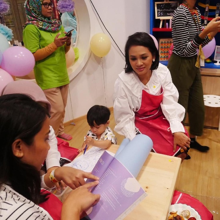 <p>Ibunda Kawa, Andien juga ikut menjajal bikin mainan untuk playdate si kecil lho.</p>