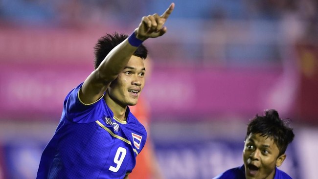 Penyerang Timnas Thailand Adisak Kraisorn khawatir mengalami cedera jelang lawan Timnas Indonesia di Stadion Rajamangala, Bangkok, Sabtu (17/11).