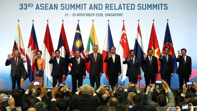 Kepolisian Singapura mengerahkan robot untuk membantu mengamankan Suntec City, lokasi KTT ASEAN ke-33 yang berlangsung pada Selasa (13/11) hingga Kamis (15/11).