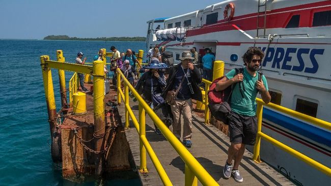 Kapal Pelni disiapkan untuk menjemput ratusan wisatawan yang terjebak di Pulau Karimunjawa, Jepara, Jawa Tengah, pada Selasa , 27 Desember 2022.