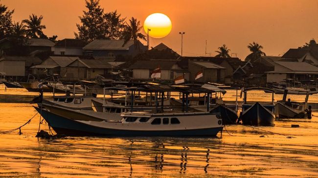 Turis perlu mengetahui kalau saat ini Karimunjawa sedang memasuki musim baratan yang ditandai dengan gelombang tinggi.