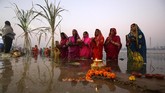 FOTO: Festival Chhath Puja, Pemujaan kepada Dewa Matahari Festival Chhath Puja adalah festival yang penting bagi pemeluk Hindu di India dan Nepal, bertujuan meminta berkat dan umur panjang untuk orang-orang tercinta.