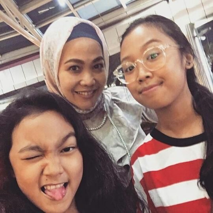 <p>Sekarang Ucie punya dua orang putri yang cantik-cantik. Namanya Kaylifa dan Aliyah. (Foto : Instagram/ ucienurul)</p>