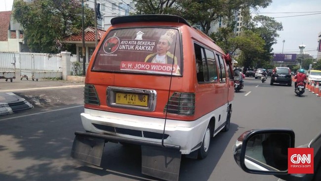Maraknya poster dengan foto Jokowi berkostum ala raja dengan mahkota di Jawa Tengah membuat DPD PDIP Jawa Tengah geram.