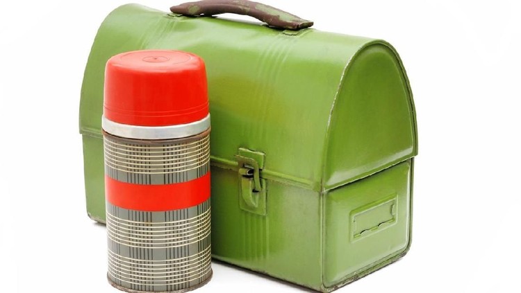 Bekal Anak Disimpan dalam Termos, Bunda Wajib Tahu Tipsnya Wajib tahu Bun, makanan yang disimpan dalam termos punya batas waktu sampai kapan bisa dikonsumsi.