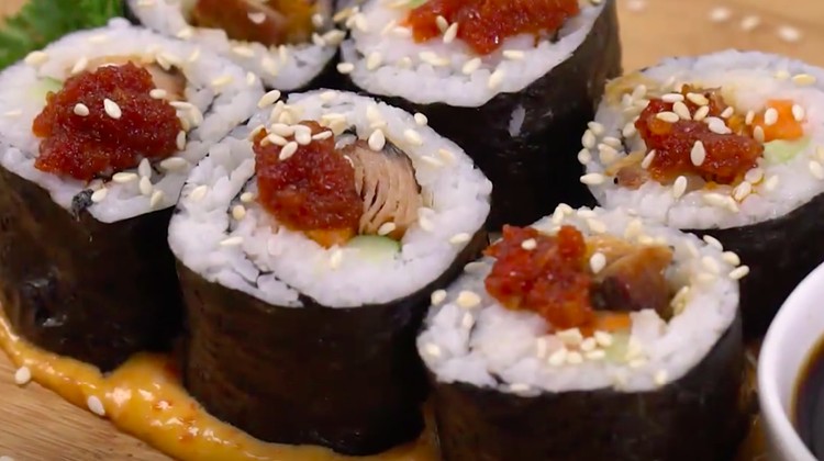 Resep sushi berikut ini tidak menggunakan ikan salmon atau belut, melainkan ikan tongkol yang mudah Bunda dapat.