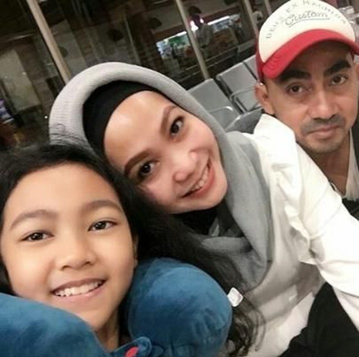 <p>Aliyah terlihat akrab deh dengan ibunya. <a href="https://hot.detik.com/new-release/d-1925028/uci-elfas-garap-album-solo/40" target="_blank">Ucie Nurul</a> pun kelihatannya sayang banget dengan keluarga kecilnya. Di caption foto ini, Ucie menulis, "Bakal kangen kalian, sayang." (Foto : Instagram/ ucienurul)</p>