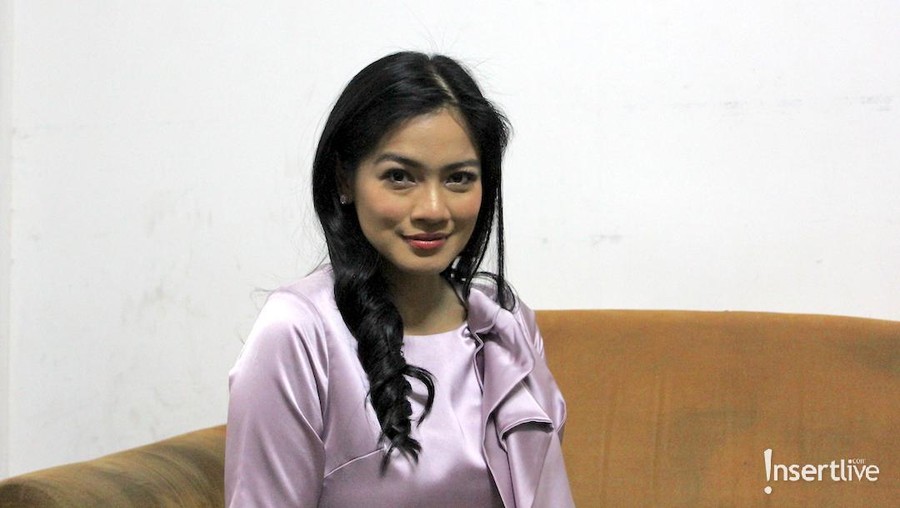 Syuting Film di Luar Negeri, Titi Kamal Ajak Kedua Anaknya Titi Kamal telah menyelesaikan syuting film Hanum & Rangga yang berlokasi di New York, Amerika Serikat. Titi pun mengajak serta kedua anaknya ke lokasi syuting.