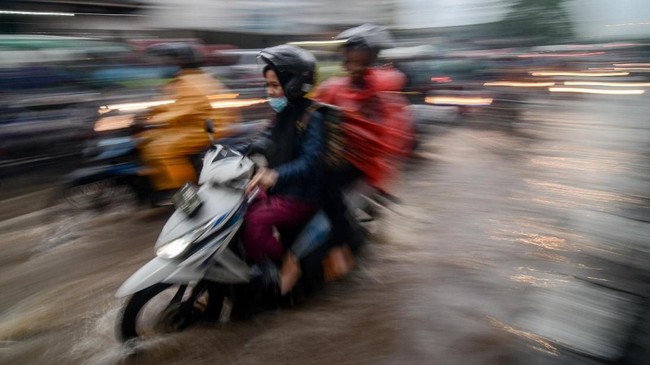 Hujan deras terjadi di kawasan pusat Jakarta sehingga menimbulkan genangan di sejumlah titik yang membuat lalu lintas padat.