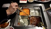 FOTO: Restoran China Pakai Robot dan Kecerdasan Buatan Sebuah restoran di China menggunakan robot dan kecerdasan buatan untuk melayani para pelanggannya.