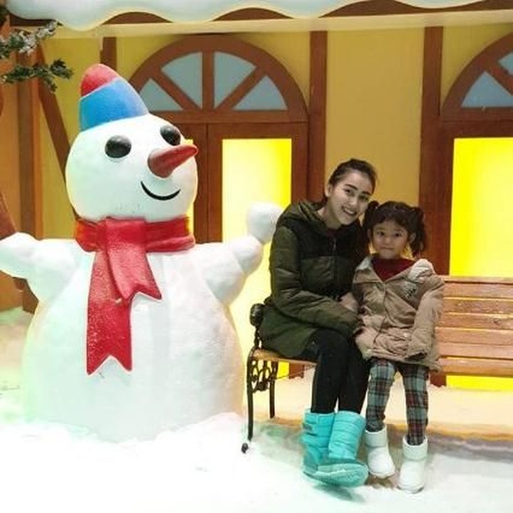 <p>Seru banget nih Ayu Ting Ting dan Bilqis main sama boneka salju. (Foto: Instagram @ayutingting92)</p>