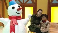 <p>Seru banget nih Ayu Ting Ting dan Bilqis main sama boneka salju. (Foto: Instagram @ayutingting92)</p>