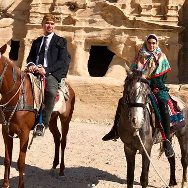 <p>Wah seru banget nih, Mulan dan Dhani pose berkuda di depan PETRA Ma’an Jordan. (Foto: instagram @mulanjameela1)</p>