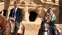 <p>Wah seru banget nih, Mulan dan Dhani pose berkuda di depan PETRA Ma’an Jordan. (Foto: instagram @mulanjameela1)</p>