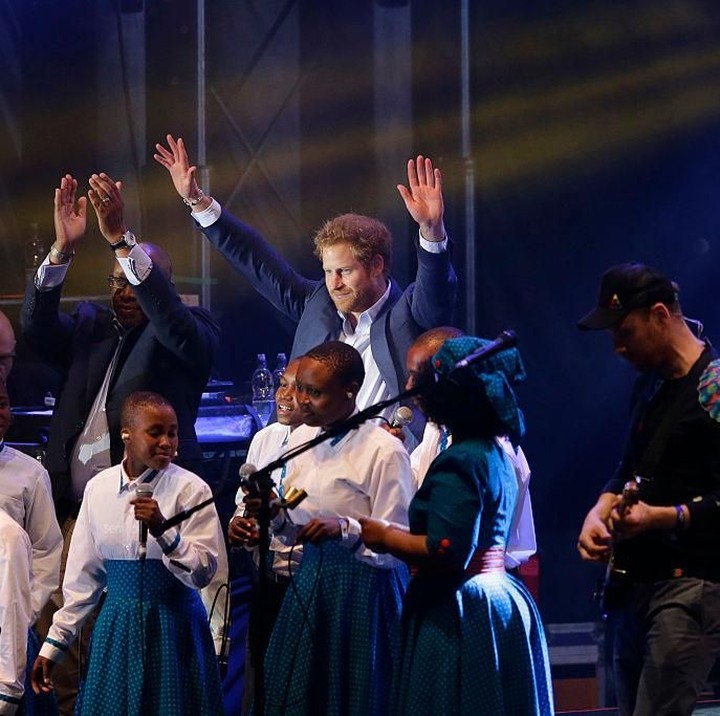 <div>Bersama Pangeran Harry, <a href="https://hot.detik.com/music/d-4302841/terima-kasih-coldplay-untuk-a-head-of-full-dreams-yang-luar-biasa">Coldplay</a> manggung bareng anak-anak dalam konser the Sentebale di Kensington Palace. (Foto: Matt Dunham - WPA Pool/Getty Images)</div><div> </div>