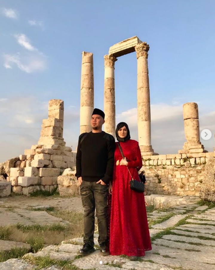 Beberapa waktu lalu, Mulan Jameela dan Ahmad Dhani quality time dengan berwisata religi. Intip keseruan wisata mereka yuk.