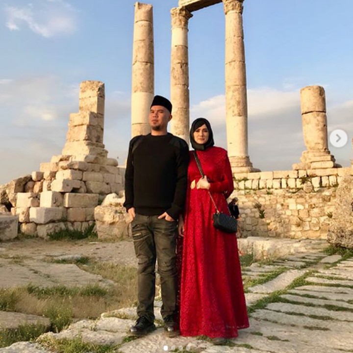 <p>Mulan Jameela dan Ahmad Dhani pelesiran ke Yordania, beberapa waktu lalu. Ini potret mereka di Temple of Hercules, Amman Citadel. (Foto: instagram @mulanjameela1)</p>