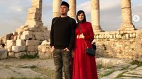 <p>Mulan Jameela dan Ahmad Dhani pelesiran ke Yordania, beberapa waktu lalu. Ini potret mereka di Temple of Hercules, Amman Citadel. (Foto: instagram @mulanjameela1)</p>