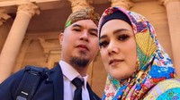 <p>Mulan Jameela dan Ahmad Dhani tak lupa ber-selfie di PETRA Ma’an Jordan. Mulan terlihat cantik ya. (Foto: instagram @mulanjameela1)  </p>