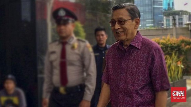 Terkait proses penyelidikan baru kasus Bank Century, eks Wapres Boediono datang memenuhi panggilan gedung KPK meski enggan menjelaskan soal kasusnya.