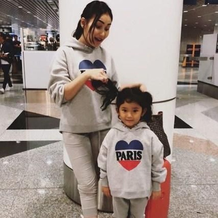 <p>Lucu banget Ayu Ting Ting dan Bilqis pakai sweater kompakan gini. (Foto: Instagram @ayutingting92)</p>